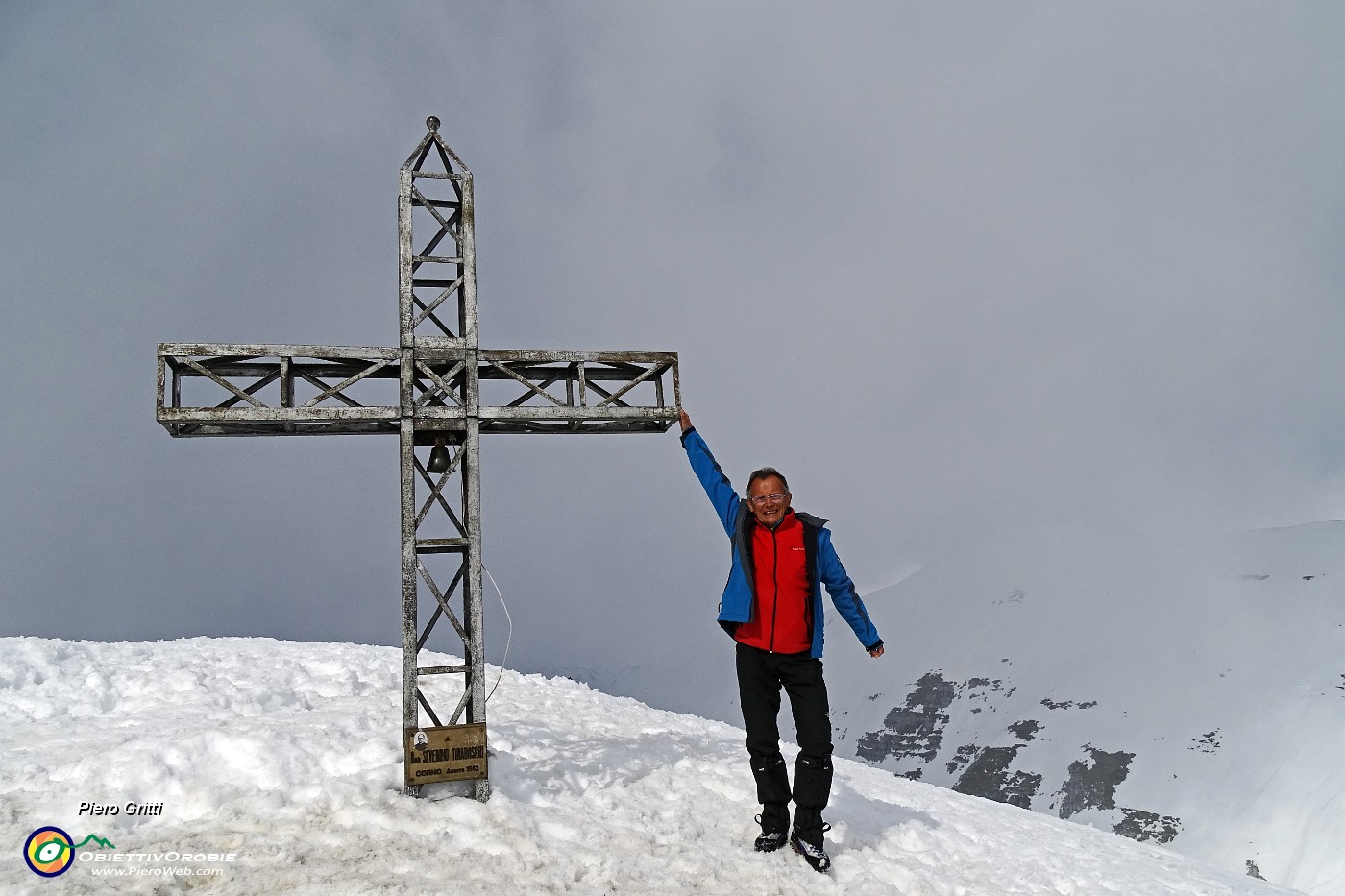 58 Cima di Grem (2049 m)...Arera nelle nuvole .JPG -                                